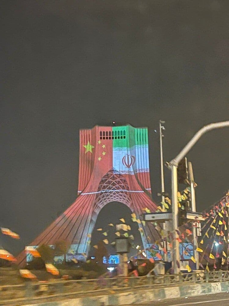 عکس | نورپردازی پرچم چین روی میدان آزادی!
