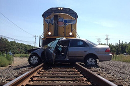 ببینید | نجات معجزه‌آسای یک مرد از مرگ در آخرین ثانیه!