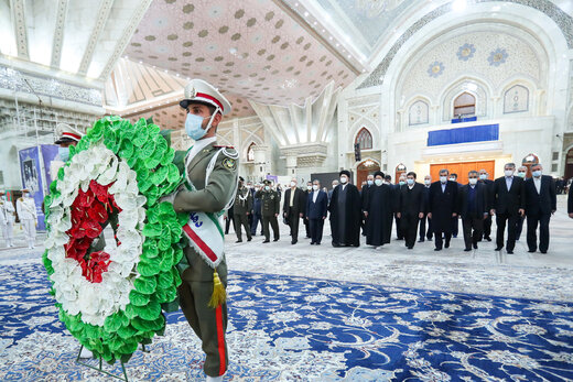 تجدید میثاق آیت الله رئیسی و اعضای هیأت دولت با آرمان‌های امام راحل و شهدای انقلاب اسلامی