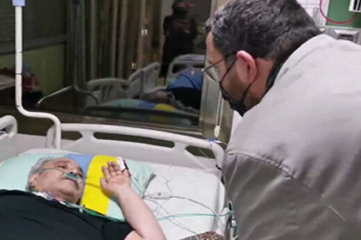 ببینید | هدیه ویژه رهبر انقلاب برای «محمد کاسبی» روی تخت بیمارستان