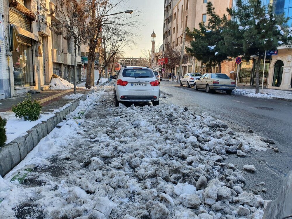 دو هفته بعد از بارش سنگین، مشکلات برف در ارومیه ادامه دارد