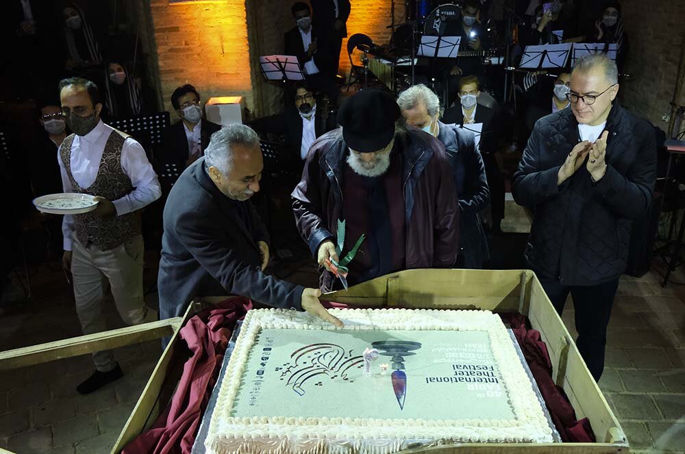 داریوش ارجمند در حال بریدن کیک جوانی ۴۰ ساله/ عکس 