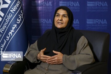 خانم کارگردان:در فیلمهای امریکایی،انگلیسی و ترکیه ای،سیگار کشیدن را نشان نمی دهند اما در سینمای ما ، سیگار کشیدن و حتی خالکوبی زنان نمایش داده می شود