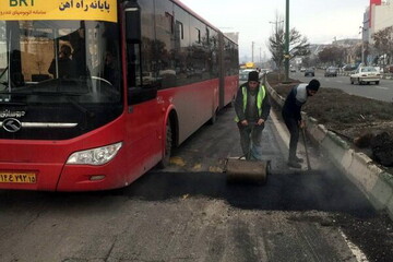 معابر تبریز با روزانه ۱۵۰ تن آسفالت سرد چاله‌زدایی می شود 