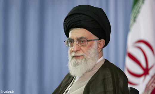 ببینید | سجده حضرت آیت الله خامنه‌ای پس از شنیدن خبر پیروزی انقلاب اسلامی  