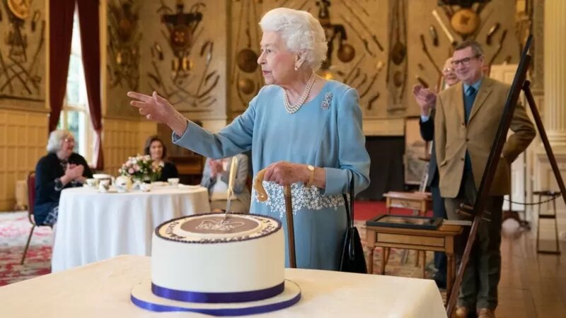مقایسه جالب کیک ملکه انگلیس در مقابل کیک بهنوش بختیاری!/ عکس 