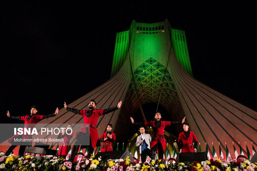 نورافشانی میدان آزادی تهران در شب ۲۲ بهمن