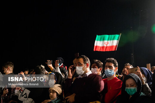نورافشانی میدان آزادی تهران در شب ۲۲ بهمن
