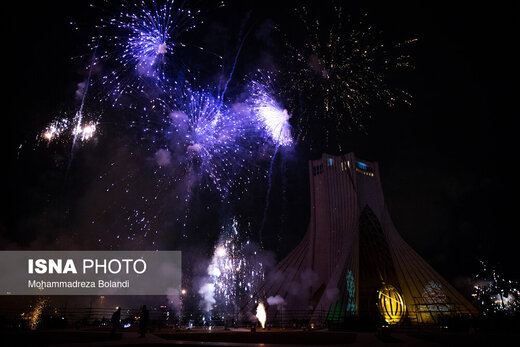 نورافشانی میدان آزادی تهران در شب ۲۲ بهمن