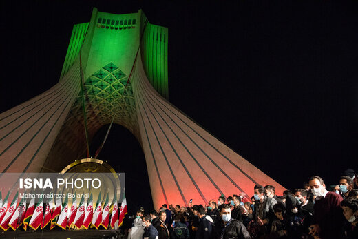 نورافشانی میدان آزادی تهران در شب ۲۲ بهمن