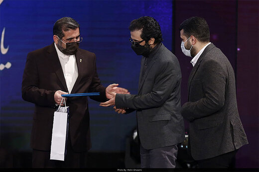 ببینید | لحظه اهدای جایزه ویژه سردار سلیمانی به فیلم «بدون قرار قبلی»