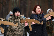 ببینید | تمرین جالب دختران اوکراینی در برابر حمله احتمالی روسیه