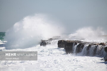 تصاویر | موج‌های خروشان در سواحل جزیره لاوان 