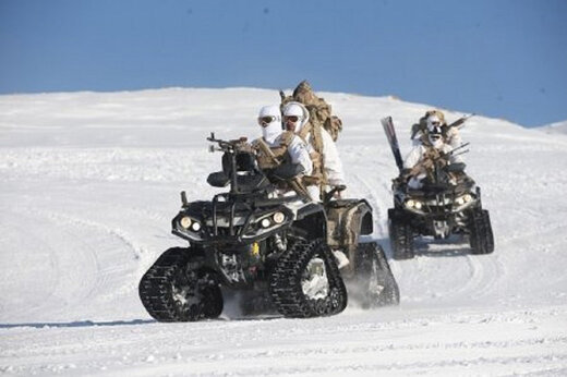 ببینید | تمرینات خاص یگان‌های ویژه نیروی زمینی سپاه در برف
