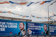 ببینید | واکنش جنجال‌ساز یک شهروند ترکیه به تصویر اردوغان روی بیلبوردها