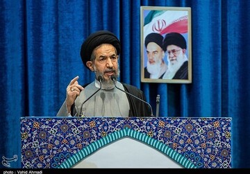 خطیب نماز جمعه تهران : رنج‌های اقتصادی امروز نتیجه سیاست‌های گذشته است/ برای برون رفت از تنگناهای اقتصادی باید به قرآن بازگردیم