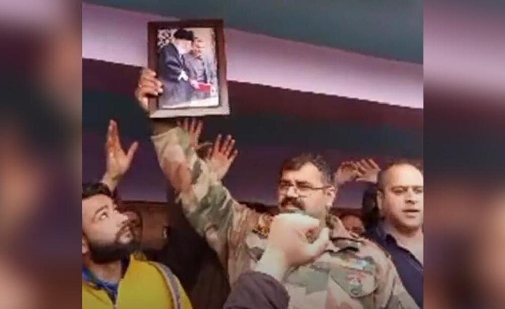 ببینید | اهانت به سردار سلیمانی و رهبر انقلاب در هند/ نصب تصویر سردار با شعار «لبیک یا خامنه‌ای»