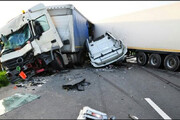 ببینید | واژگونی مرگبار کامیون روی خودروی سواری