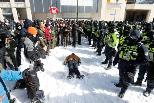 پلیس شهر اوتاوا کانادا در حال پیاده کردن معترضان به واکسیناسیون الزامی از خودرو