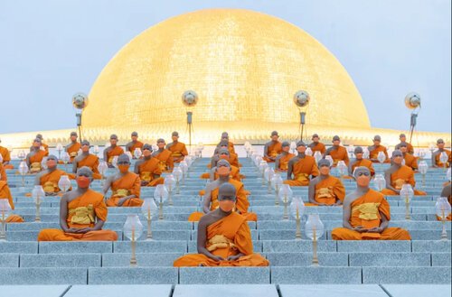 جشنواره آیینی بودایی ها در معبدی در تایلند
