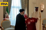 ببینید | اهدای پیراهن تیم ملی فوتبال قطر به رئیسی از سوی امیر قطر