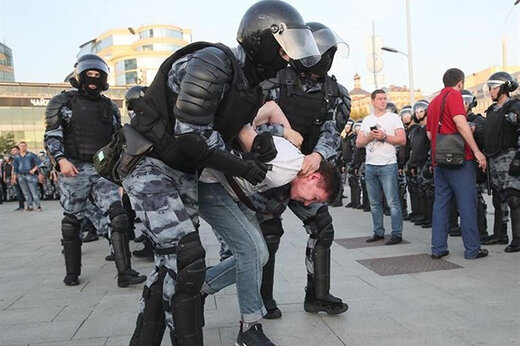 ببینید | برخورد خشونت‌آمیز پلیس روسیه با معترضان ضدجنگ در مسکو
