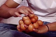 مرد عراقی رکورد حفظ تعادل ۱۸ تخم مرغ با یک دست را از آن خود کرد/ عکس