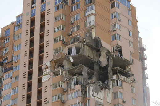 ببینید | اصابت موشک خودی پدافند اوکراین به یک برج مسکونی در کی‌یف