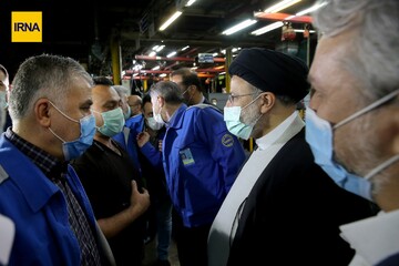 بازدید از پیش اعلام نشده رئیس جمهور از انبار و خط تولید ایران خودرو