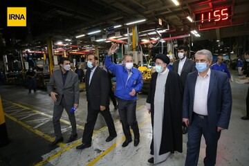بازدید از پیش اعلام نشده رئیس جمهور از انبار و خط تولید ایران خودرو