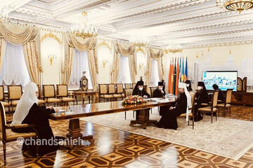 عکس | تقلید اسقف اعظم کلیسای ارتدکس روسیه از پوتین!