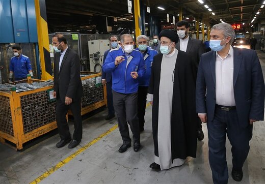 رئیسی ، سرزده به شرکت ایران خودرو رفت / دستور رئیس جمهور برای ترخیص خودروها از انبار