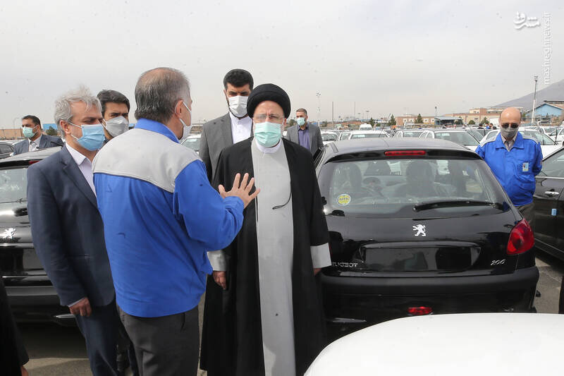  رئیسی ، سرزده به شرکت ایران خودرو رفت / دستور رئیس جمهور برای ترخیص خودروها از انبار