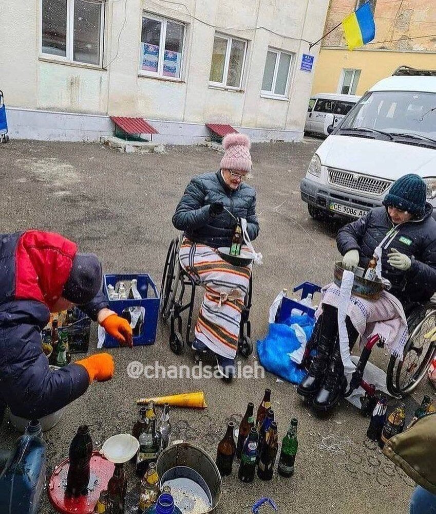 تصویر زنان معلول اوکراینی مشغول ساختن کوکتل مولوتف جهانی شد/ عکس