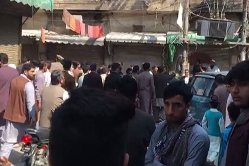 ببینید | انفجار وحشتناک در یک مسجد در پاکستان و زخمی شدن 90 نفر