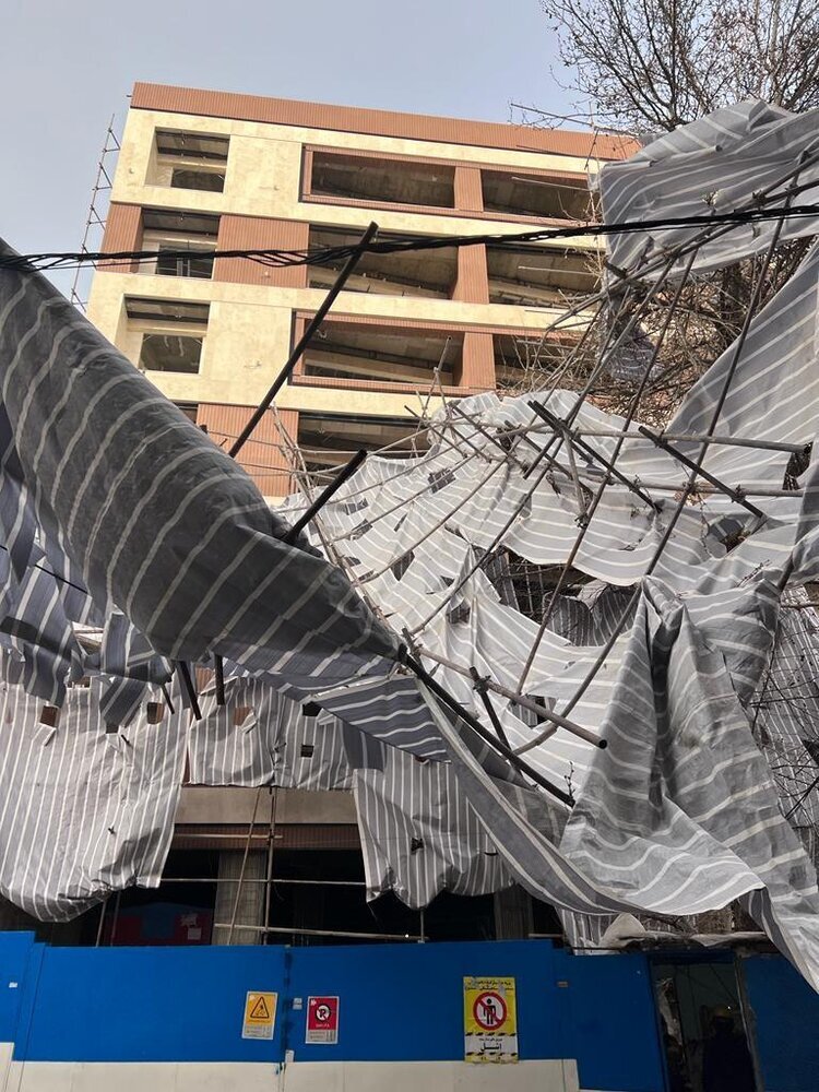طوفان داربست ساختمان ۶ طبقه را از جا کند/ تصاویر