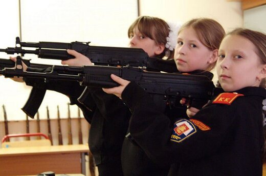 پوتین کودکان روسی را آماده جنگ کرد/عکس