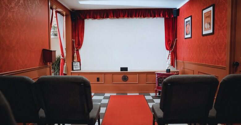 کوچک‌ترین سینمای جهان با سیزده صندلی! / عکس