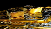 طلا تاخت، دلار عقب نشست