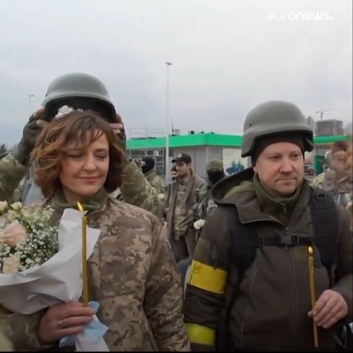 انتشار تصاویر ازدواج یک زوج اوکراینی در جبهه‌های جنگ با روسیه جهانی شد/ عکس