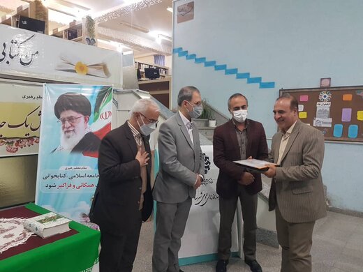 اهدای ۸۱۷ نسخه کتاب کمک درسی به اداره کل کتابخانه های عمومی استان سمنان