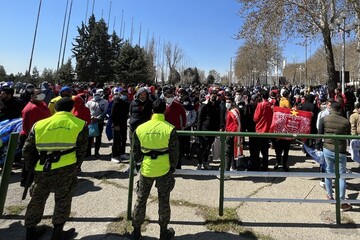 هواداران سرخابی در کنار هم در آزادی