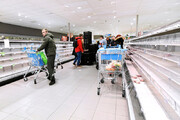 ببینید | هجوم عجیب روس‌ها به فروشگاه؛ کمبود دردسرساز مواد غذایی