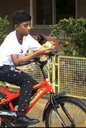حل مکعب روبیک حین دوچرخه‌سواری در ۱۴.۳۲ ثانیه!/ تصویر