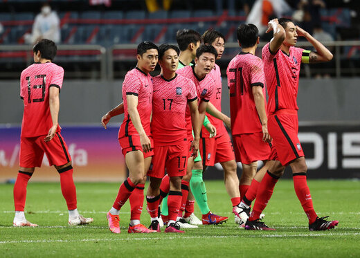 حضور بازیکنان کره جنوبی با لباس سربازی در اردو!/عکس