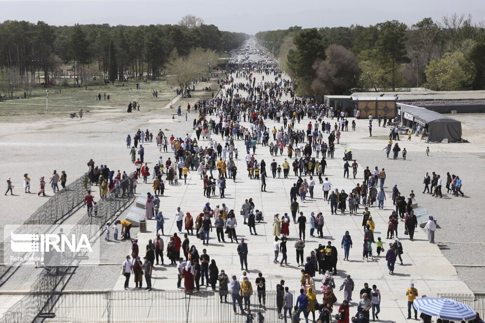 گردشگران نوروزی در تخت جمشید و نقش رستم
