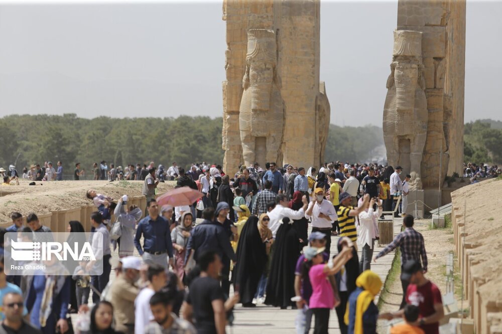 گردشگران نوروزی در تخت جمشید و نقش رستم