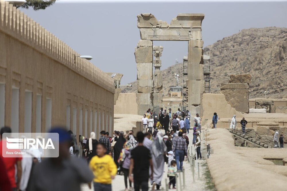 گردشگران نوروزی در تخت جمشید و نقش رستم
