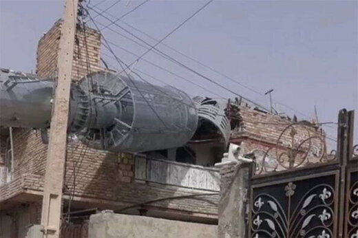 ببینید | سقوط دکل شرکت مخابراتی بر روی یک منزل مسکونی در زاهدان