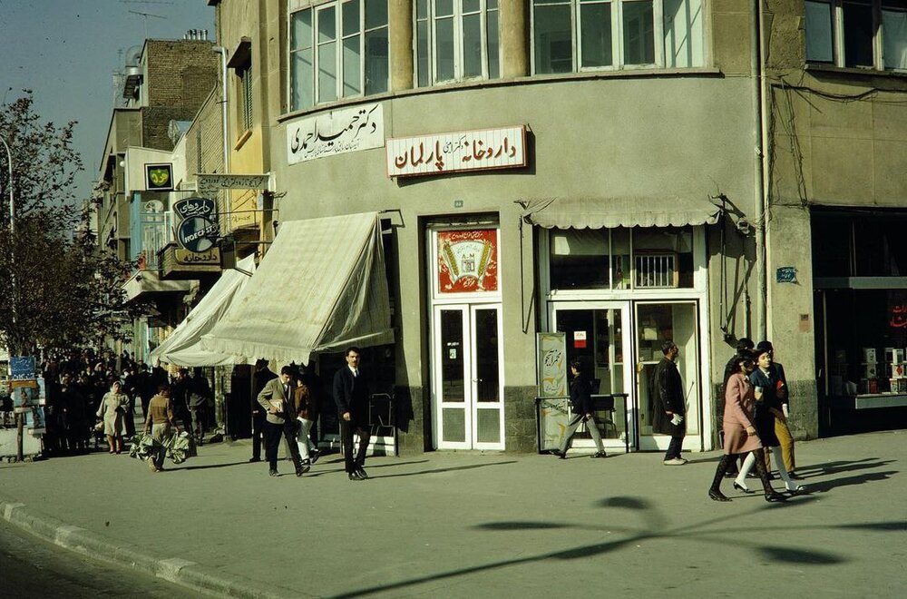 عکس | تصویری زیرخاکی از میدان بهارستان در نیمه دهه‌ چهل شمسی